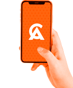 mão segurando telefone celular com logomarca do Colégio Andrews