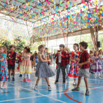 No Colégio Andrews, a Festa Junina vai além da comemoração: é um projeto educativo que valoriza a cultura popular, a empatia e a inovação. Em 2025, com o tema “Do papel ao pixel: a cada invenção uma nova história”, celebramos a tradição em diálogo com a tecnologia e os novos tempos.