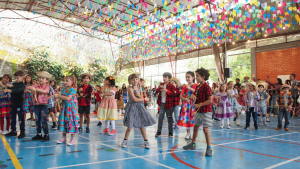 No Colégio Andrews, a Festa Junina vai além da comemoração: é um projeto educativo que valoriza a cultura popular, a empatia e a inovação. Em 2025, com o tema “Do papel ao pixel: a cada invenção uma nova história”, celebramos a tradição em diálogo com a tecnologia e os novos tempos.