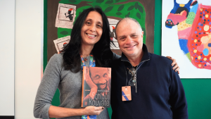 Eliane, diretora do Colégio Andrews, ao lado de Isaac Bernat durante a abertura da Semana Literária